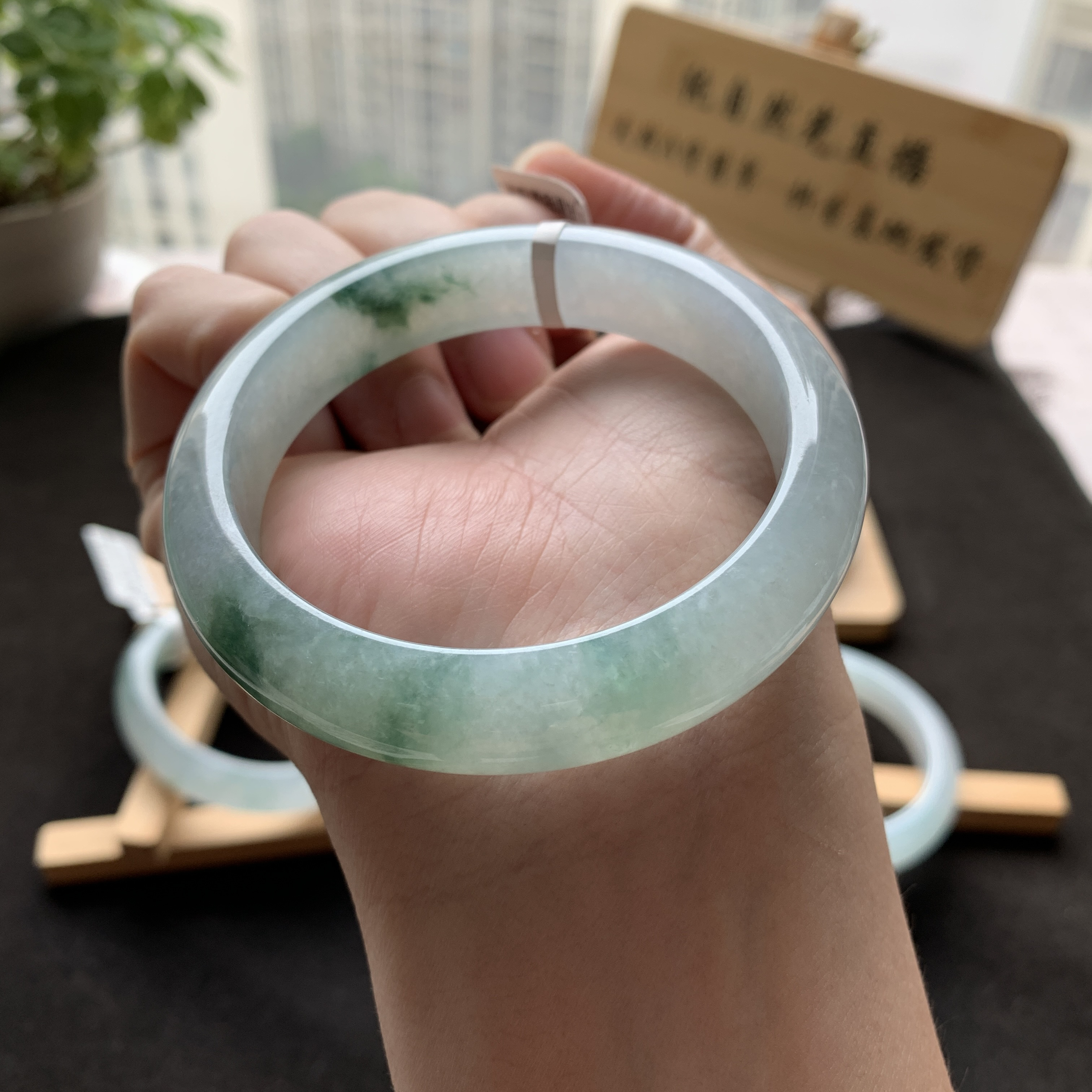 57圈口翡翠手镯飘绿F70582