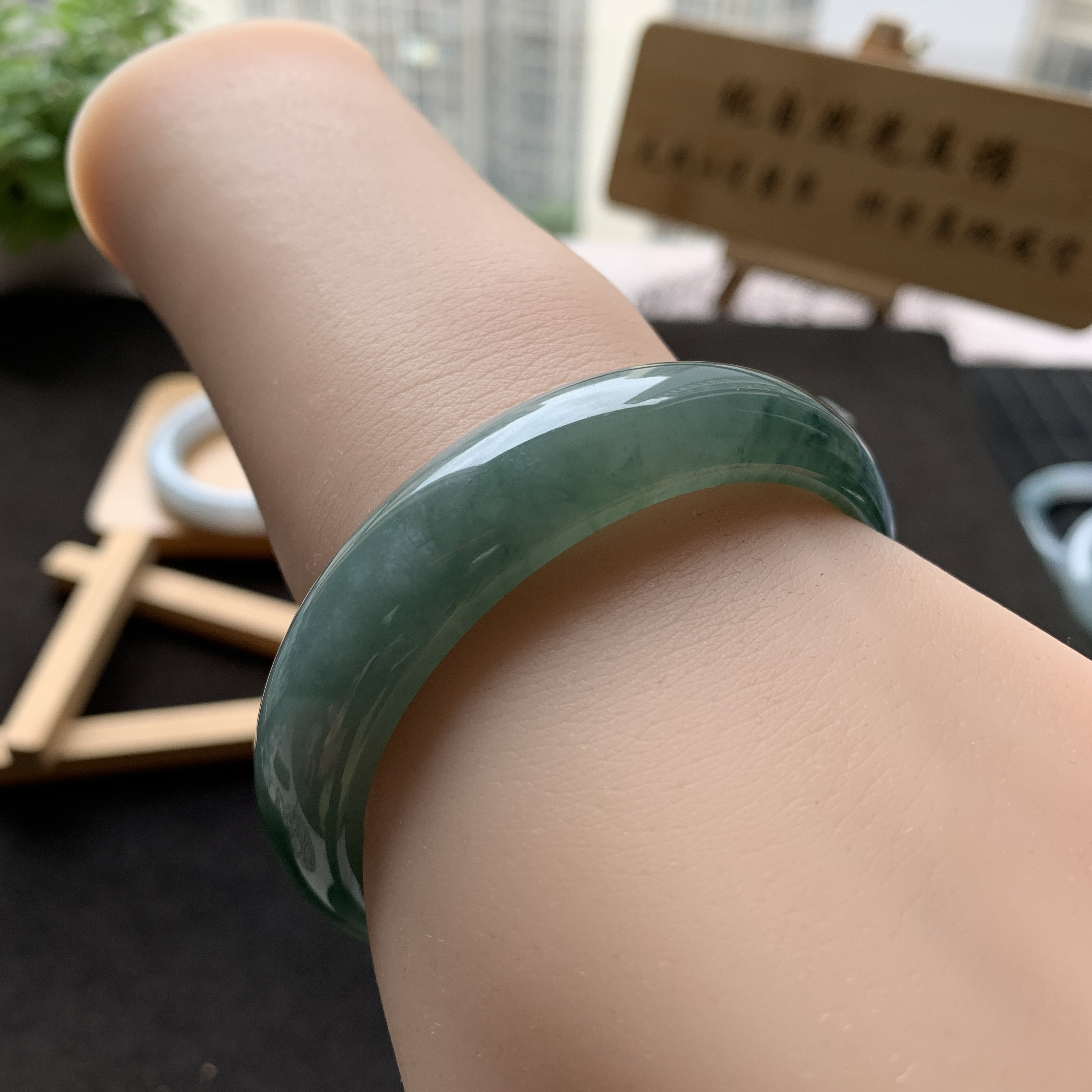 58圈口翡翠手镯水头好E80166