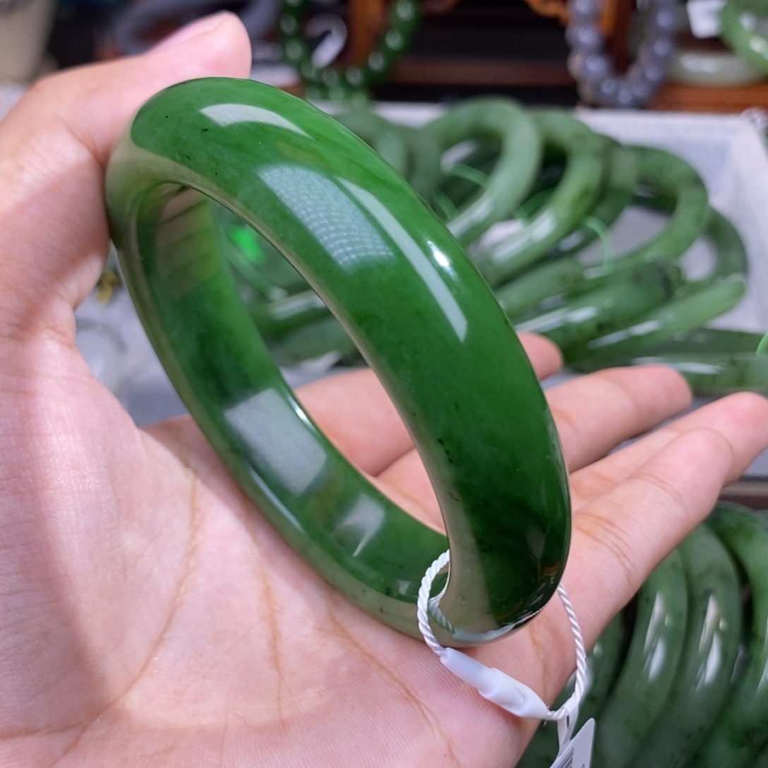 和田玉58.5碧玉宽版辣绿老料手镯未镶嵌
