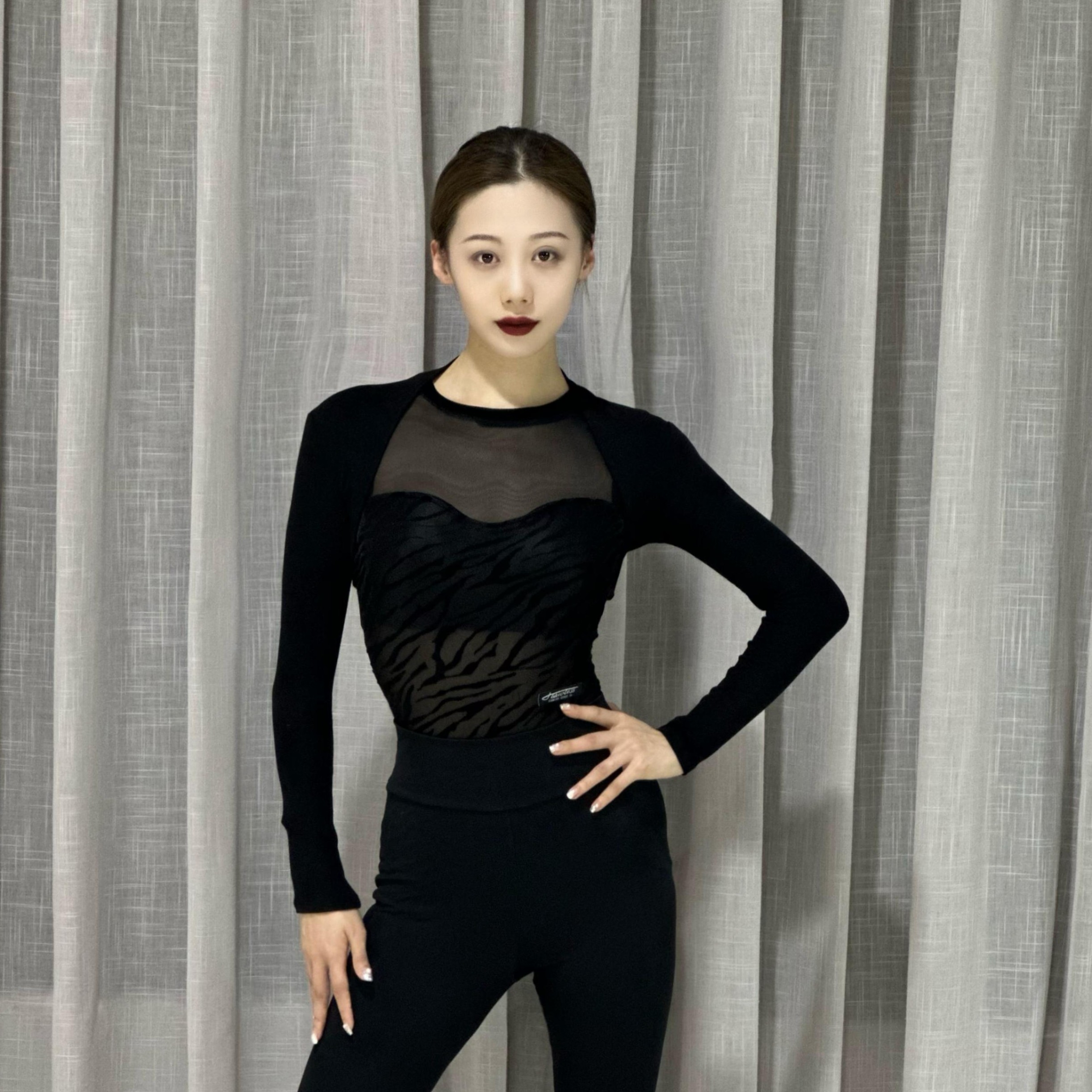 FL拉丁舞服女款长袖网红显瘦气质美背春夏黑色百搭时尚性感坎肩