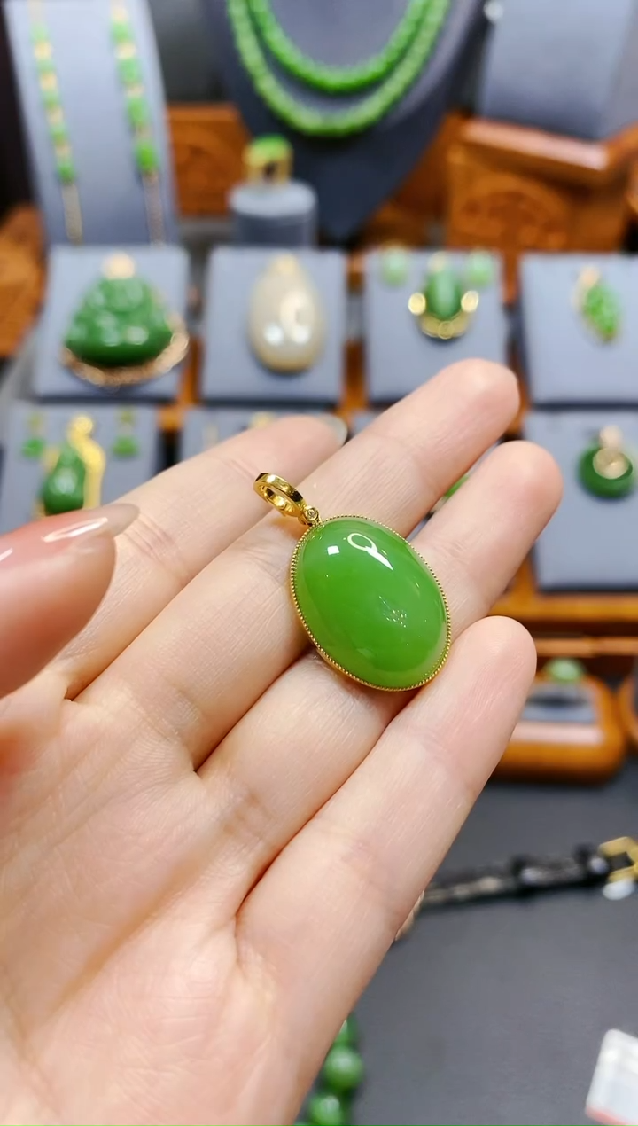 【闪购商品】和田玉苹果绿蛋面吊坠18K金镶嵌*