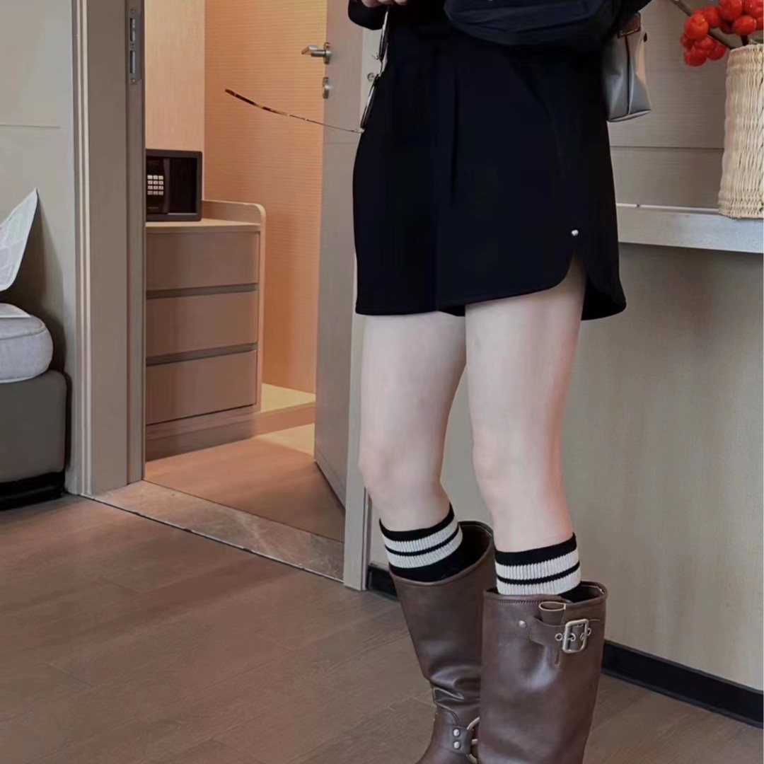 欧货简约风阔腿侧边圆弧百搭铆钉休闲短裤