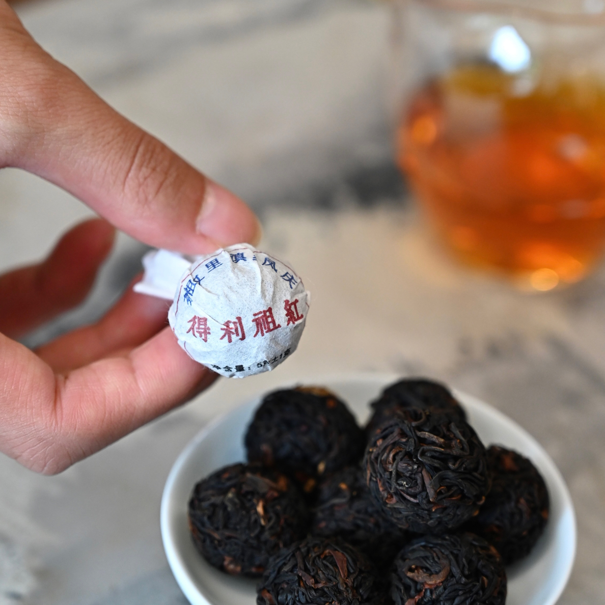 ER YU CHA FEI/洱与茶妃凤庆翁得利祖红龙珠滇红茶100克包邮