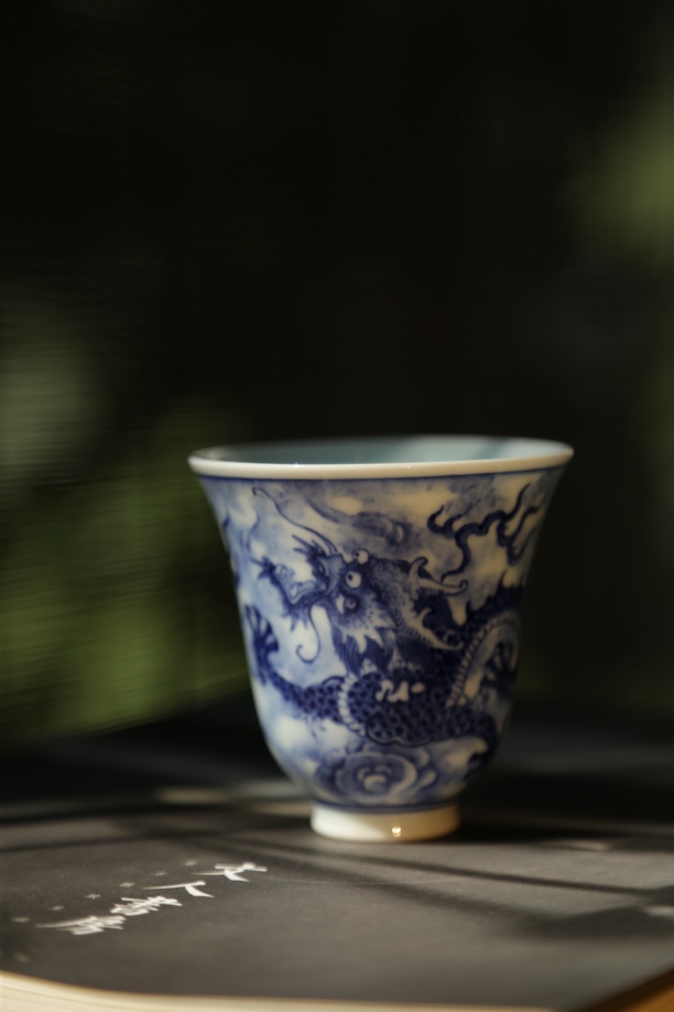 晓芳窑手绘青花云龙纹仰钟杯