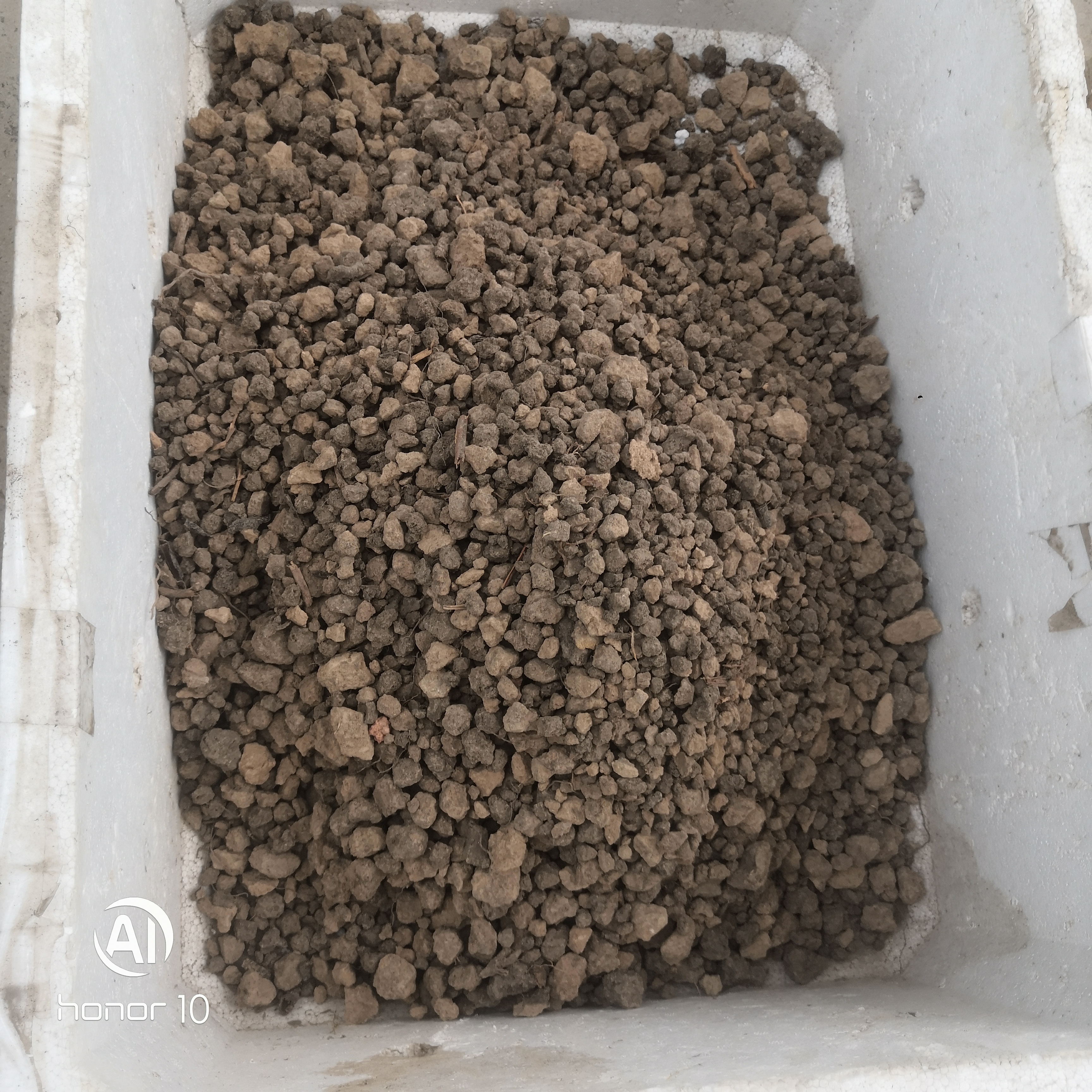 纯手工筛选的山泥：富含各种兰花生长所需的微量元素和物质