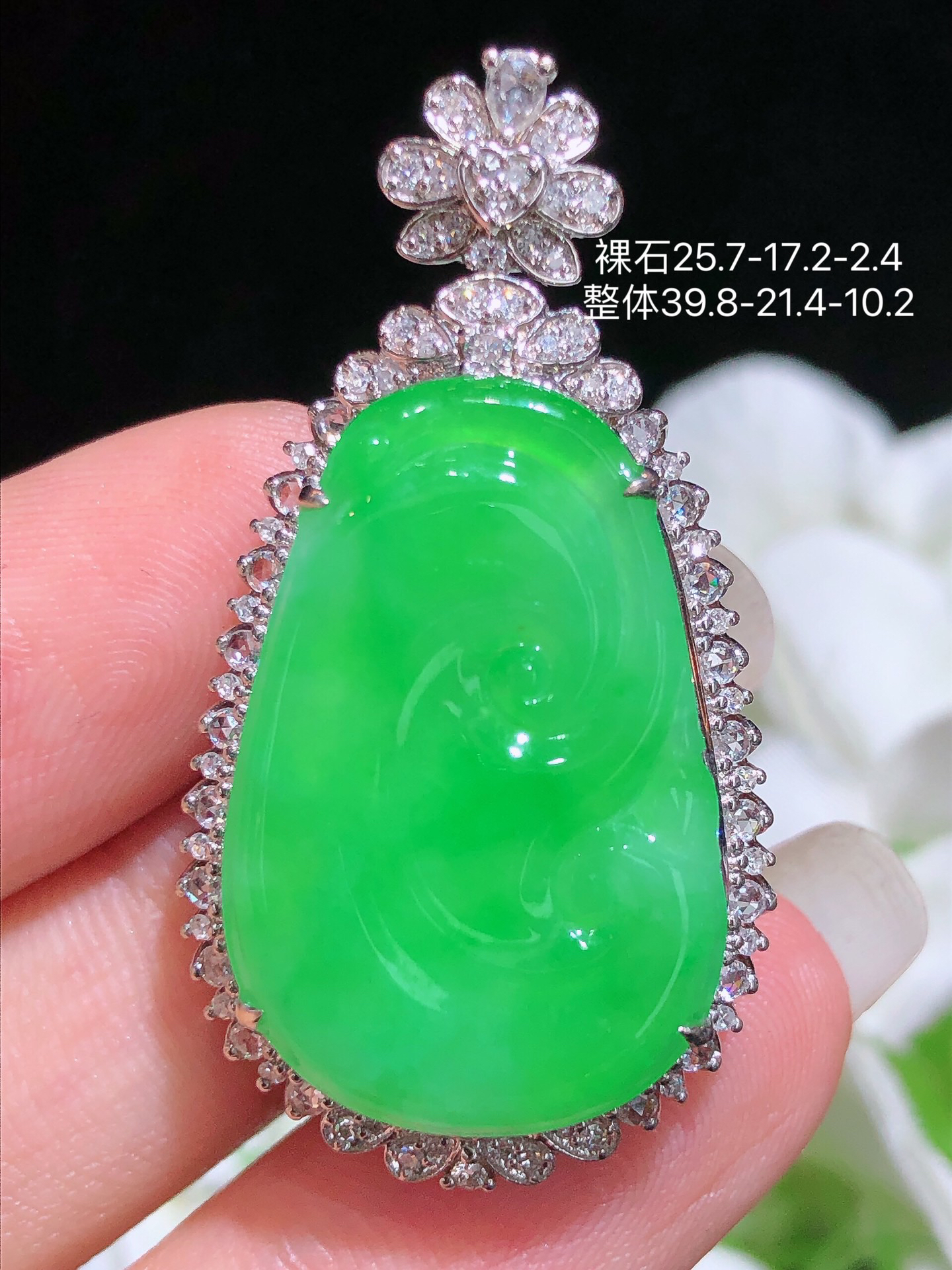 天然缅甸翡翠A货高冰阳绿如意吊坠18k金镶钻