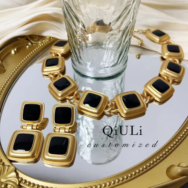 合金耳饰 QIU LI · 中古典雅气质黑金色方正耳钉/项链  1h3589