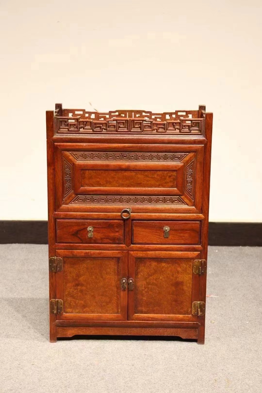 漂亮的完美的小柜子