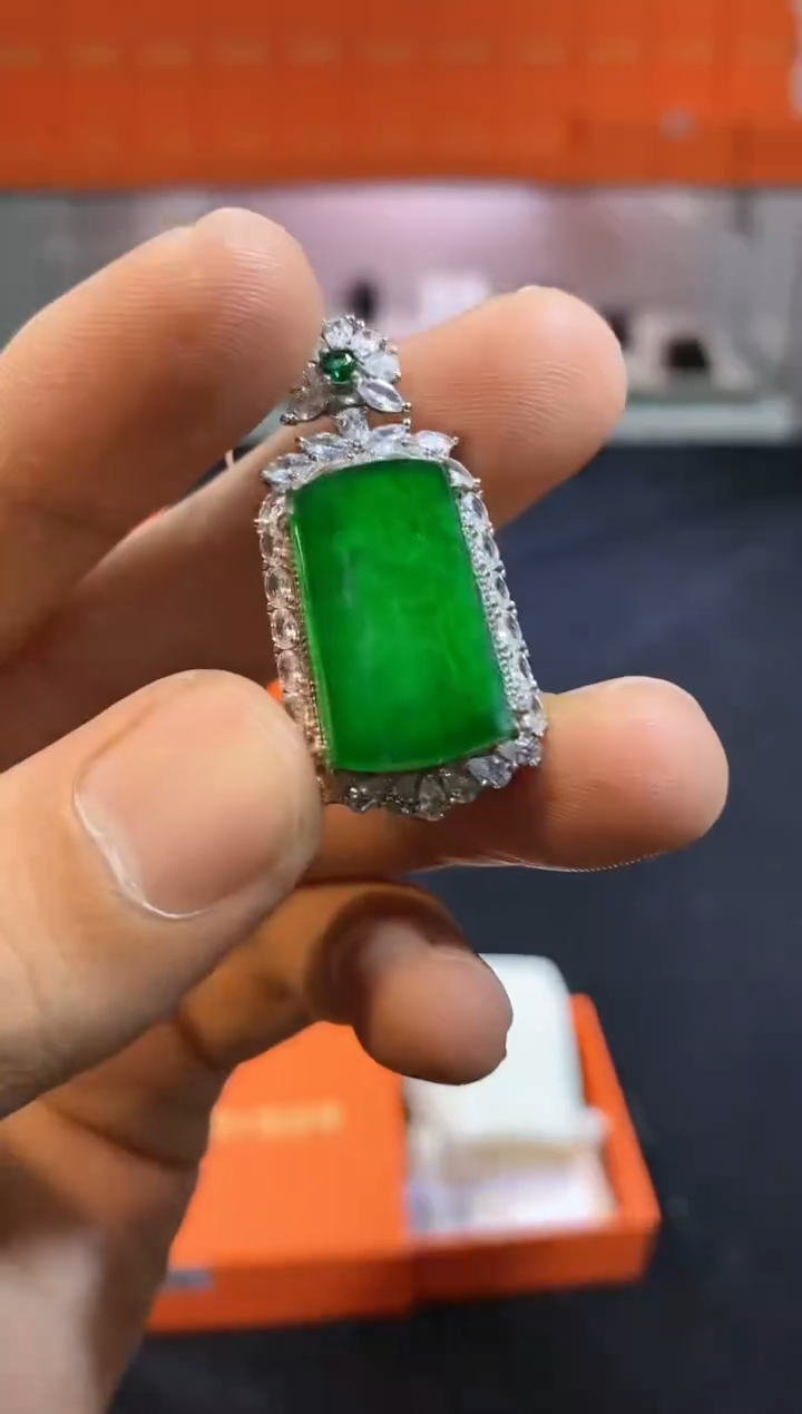 【闪购商品】翡翠吊坠(不含链)未镶嵌多样性发货，不含链