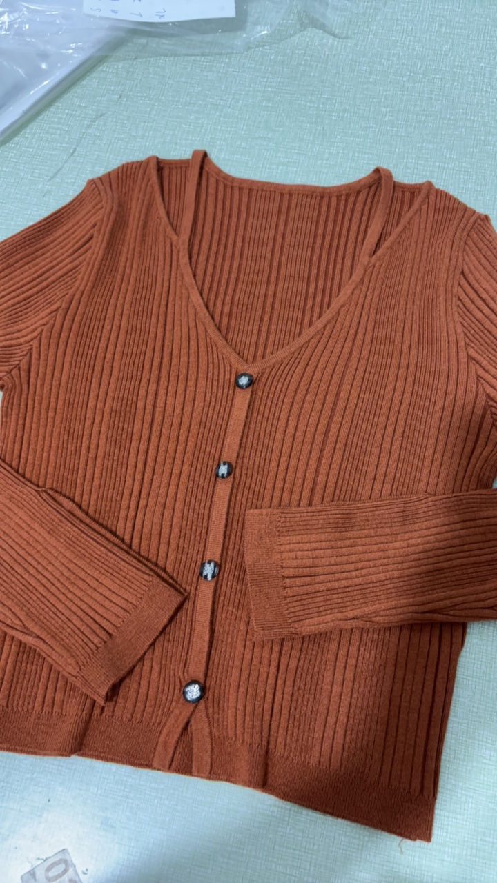 焦糖色v领针织毛衣已配扣子（偏短）