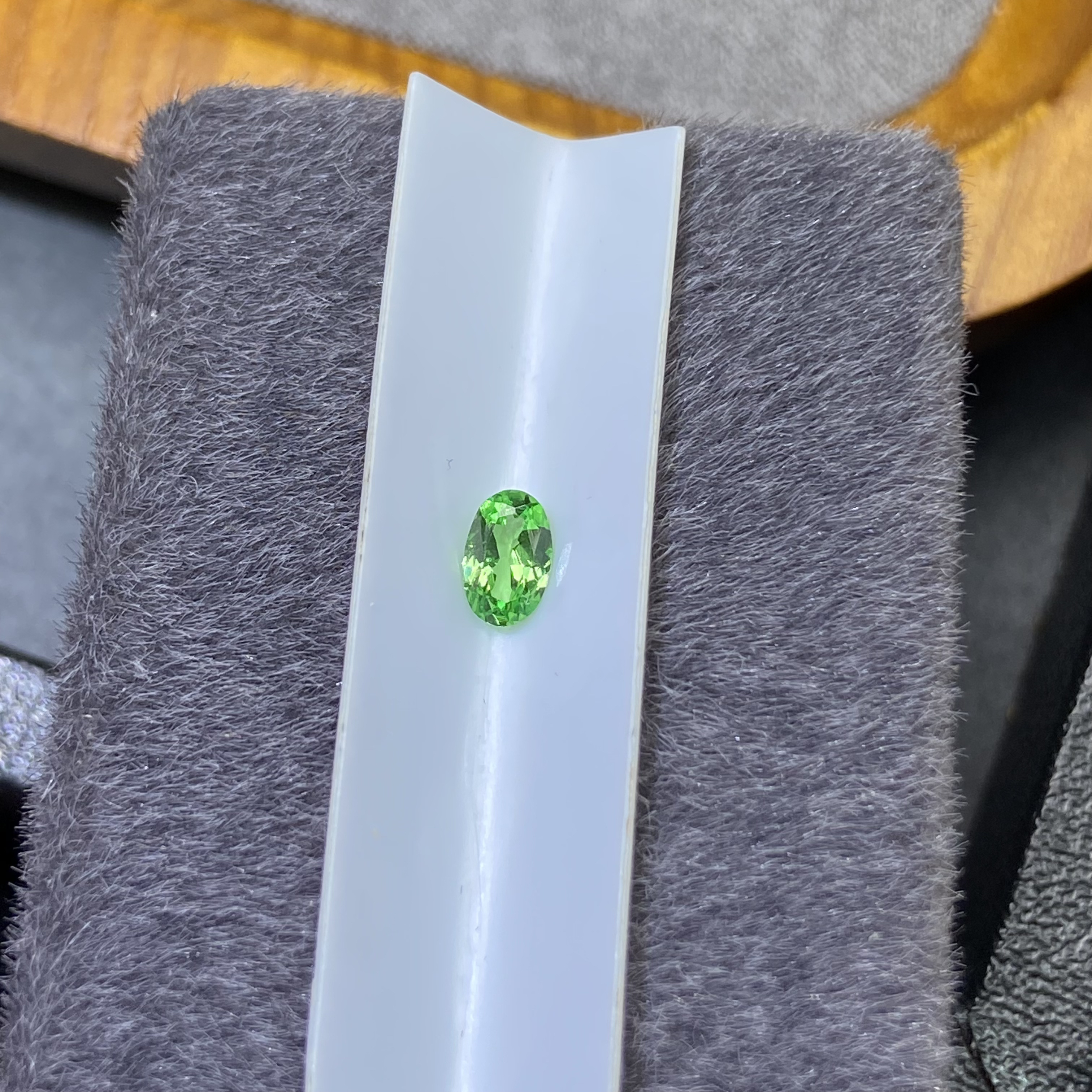 Royal Clive天然沙弗莱宝石SFL100干净通透满火彩翠绿色鲜艳明亮