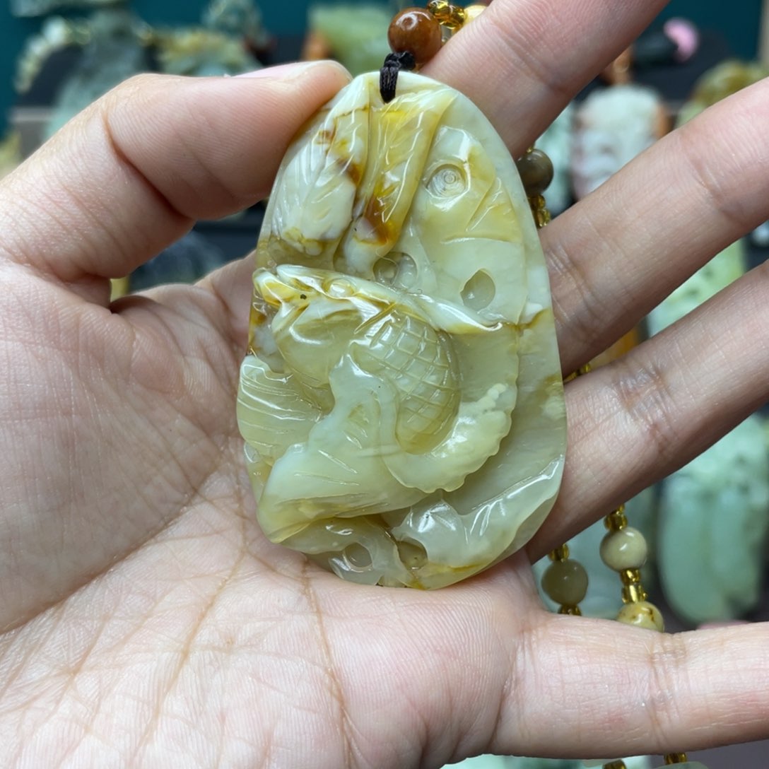 蛇纹石玉颈饰未镶嵌