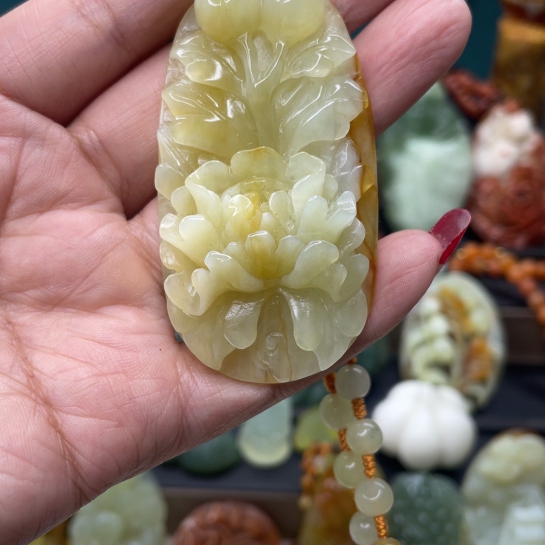 蛇纹石玉颈饰未镶嵌
