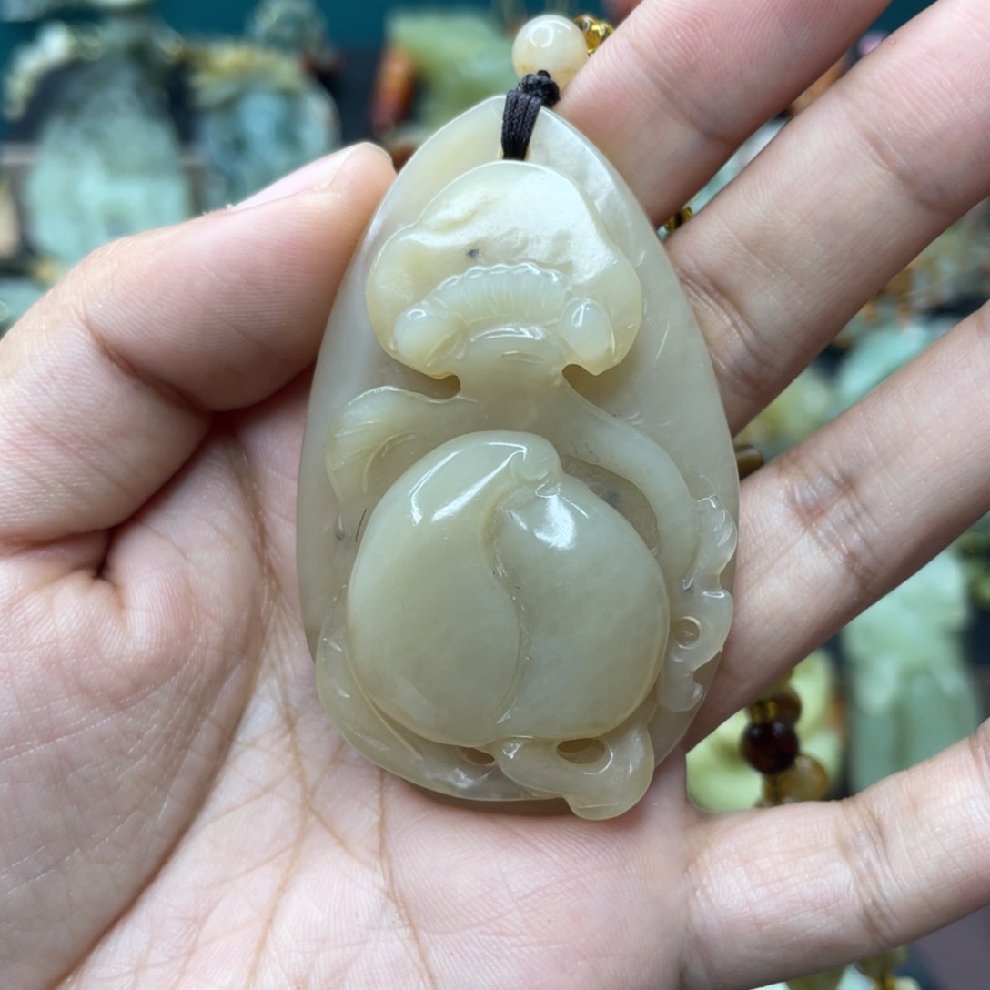 蛇纹石玉颈饰未镶嵌