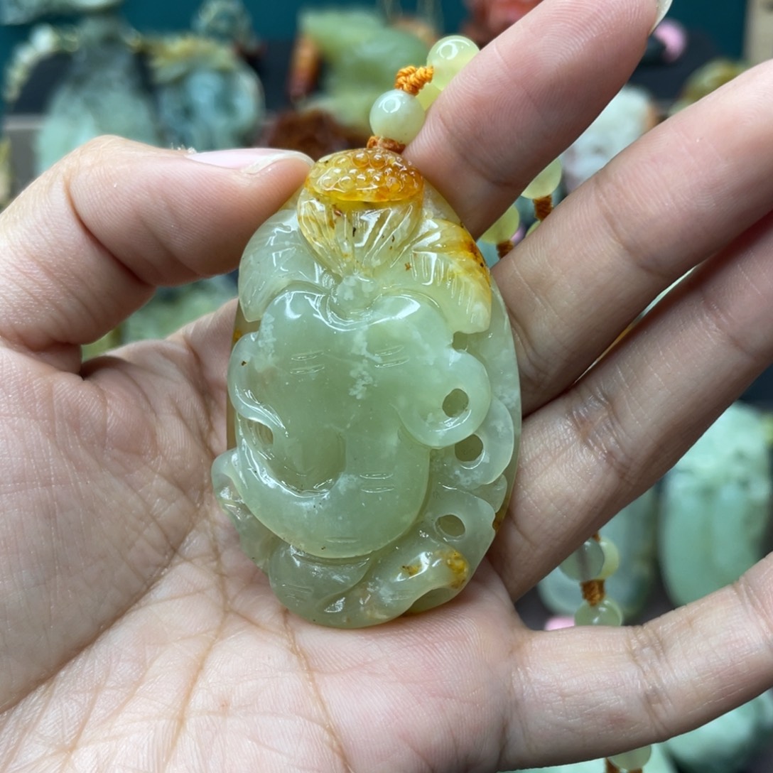 蛇纹石玉颈饰未镶嵌