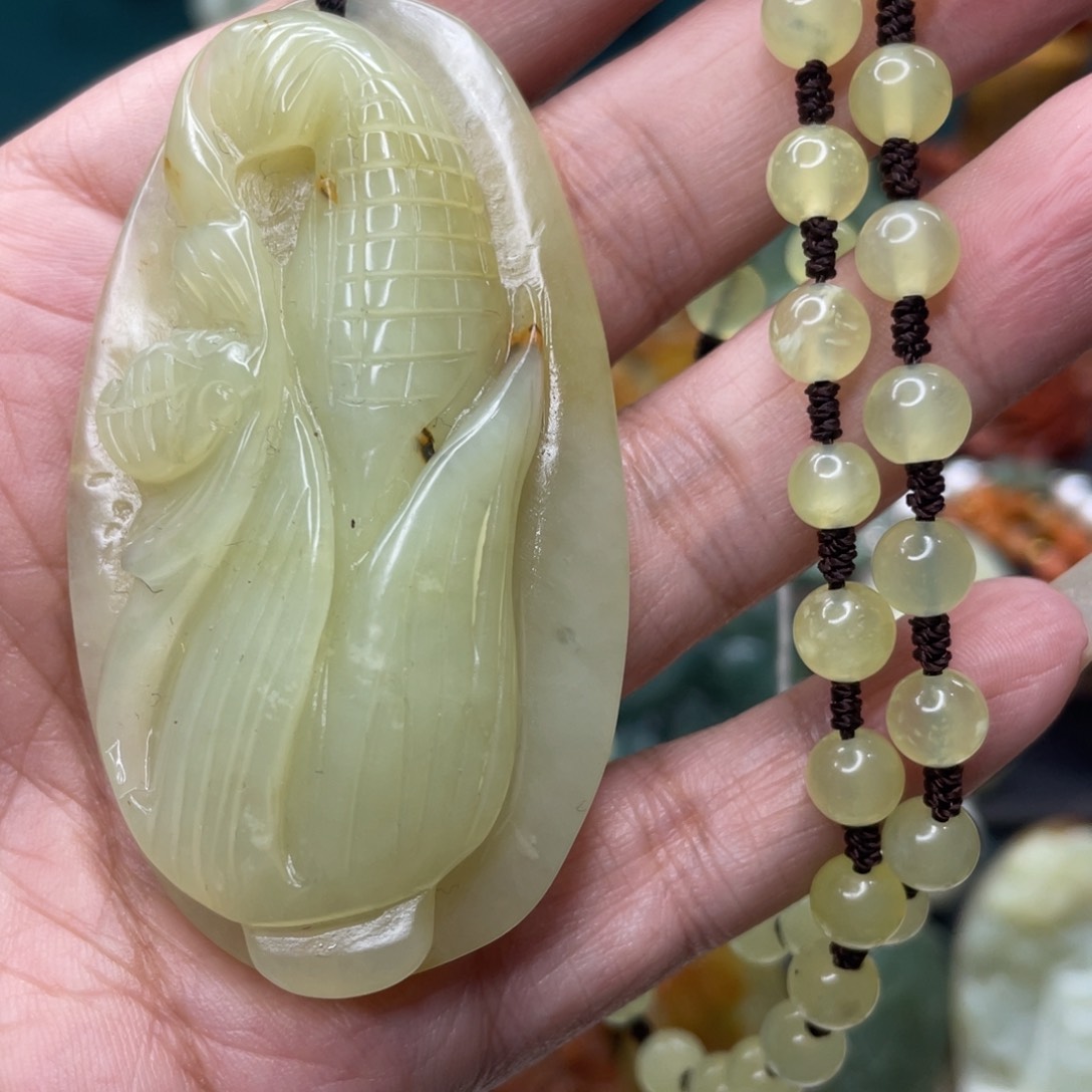 蛇纹石玉颈饰未镶嵌