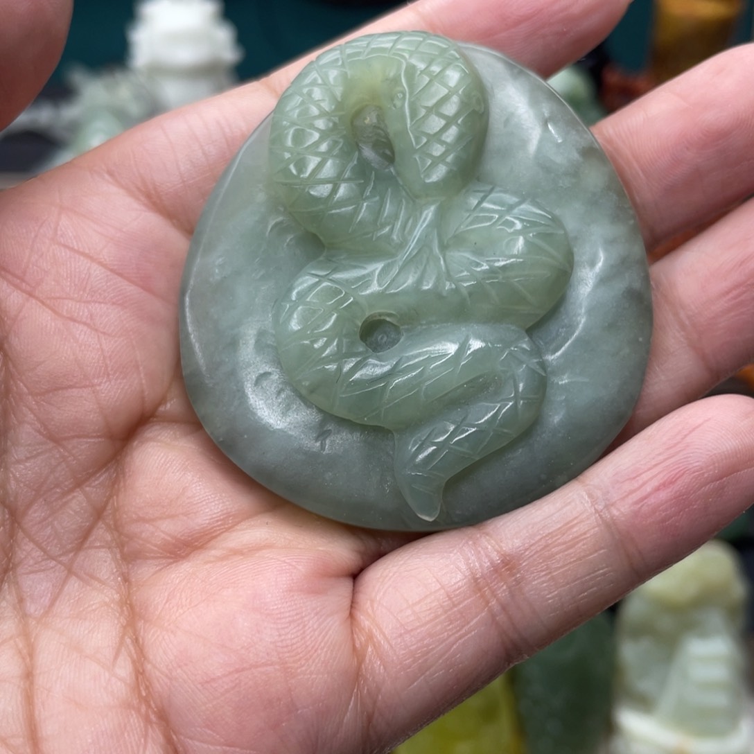 蛇纹石玉颈饰未镶嵌