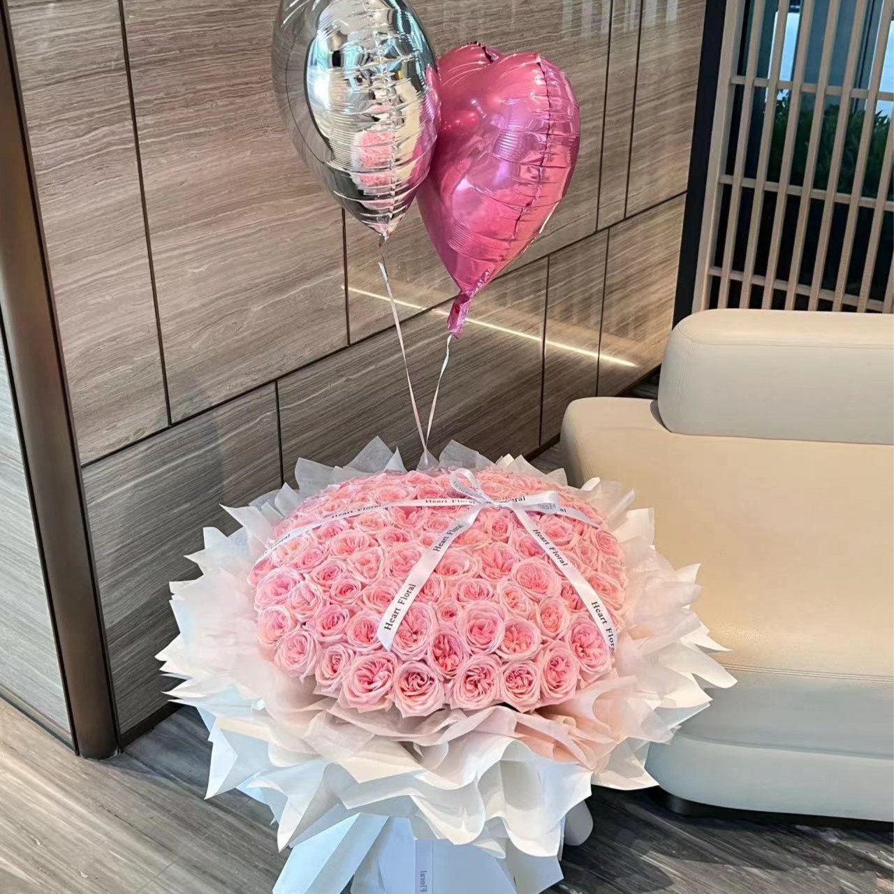 门店小时达-花边新闻-99枝荔枝玫瑰花束-香香甜甜女神专属求婚表白纪念日生日礼物同城配送