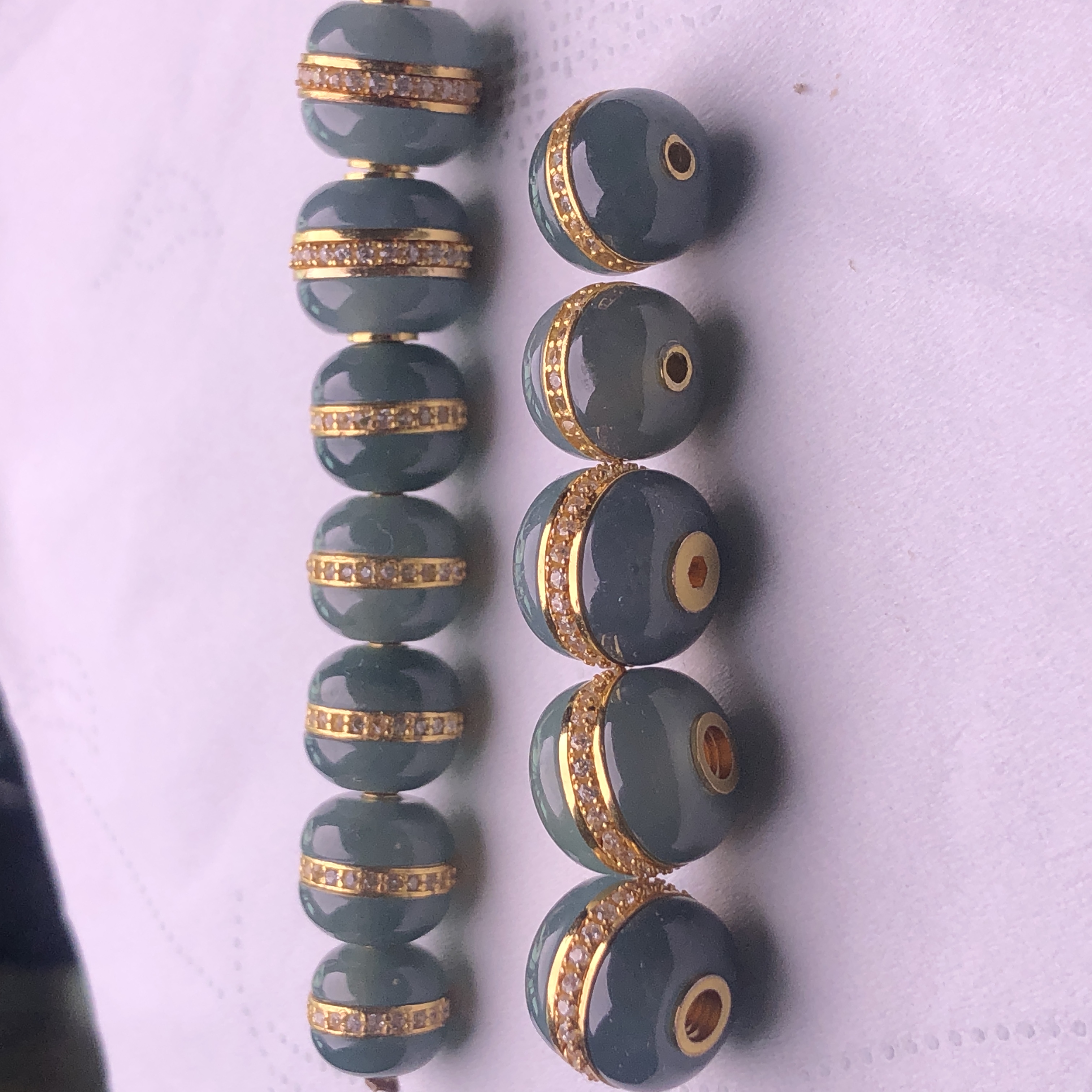 翡翠汉堡珠，糯冰种晴水料，尺寸8mm--10mm，多样性发货发一个