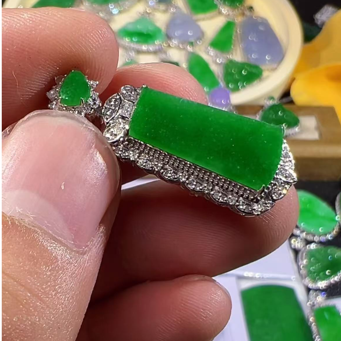 缅甸天然翡翠吊坠