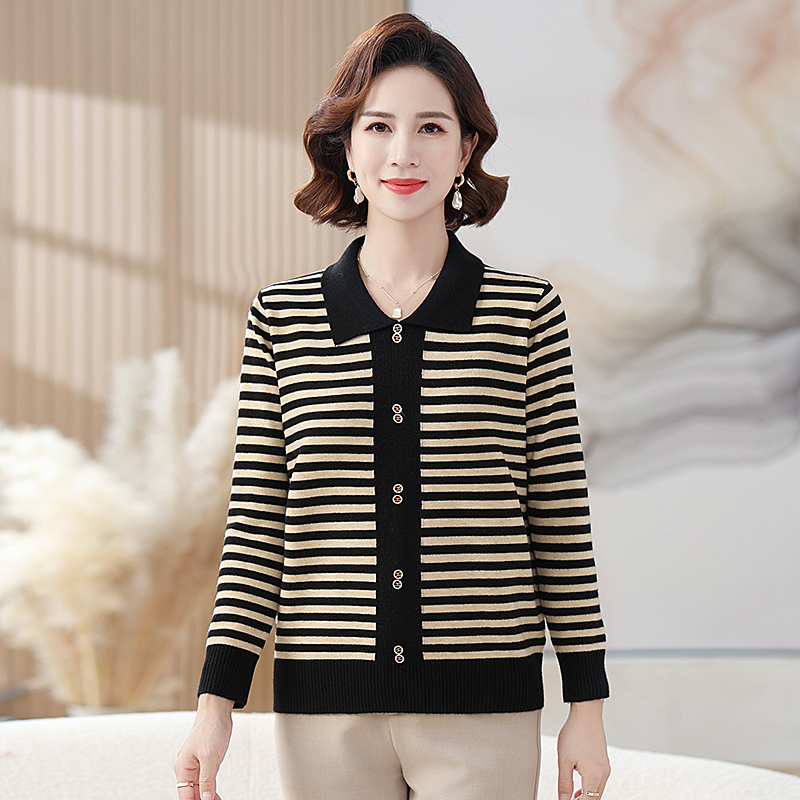 2024新款妈妈春秋翻领针织小衫条纹上衣中老年女秋装时尚打底毛衣