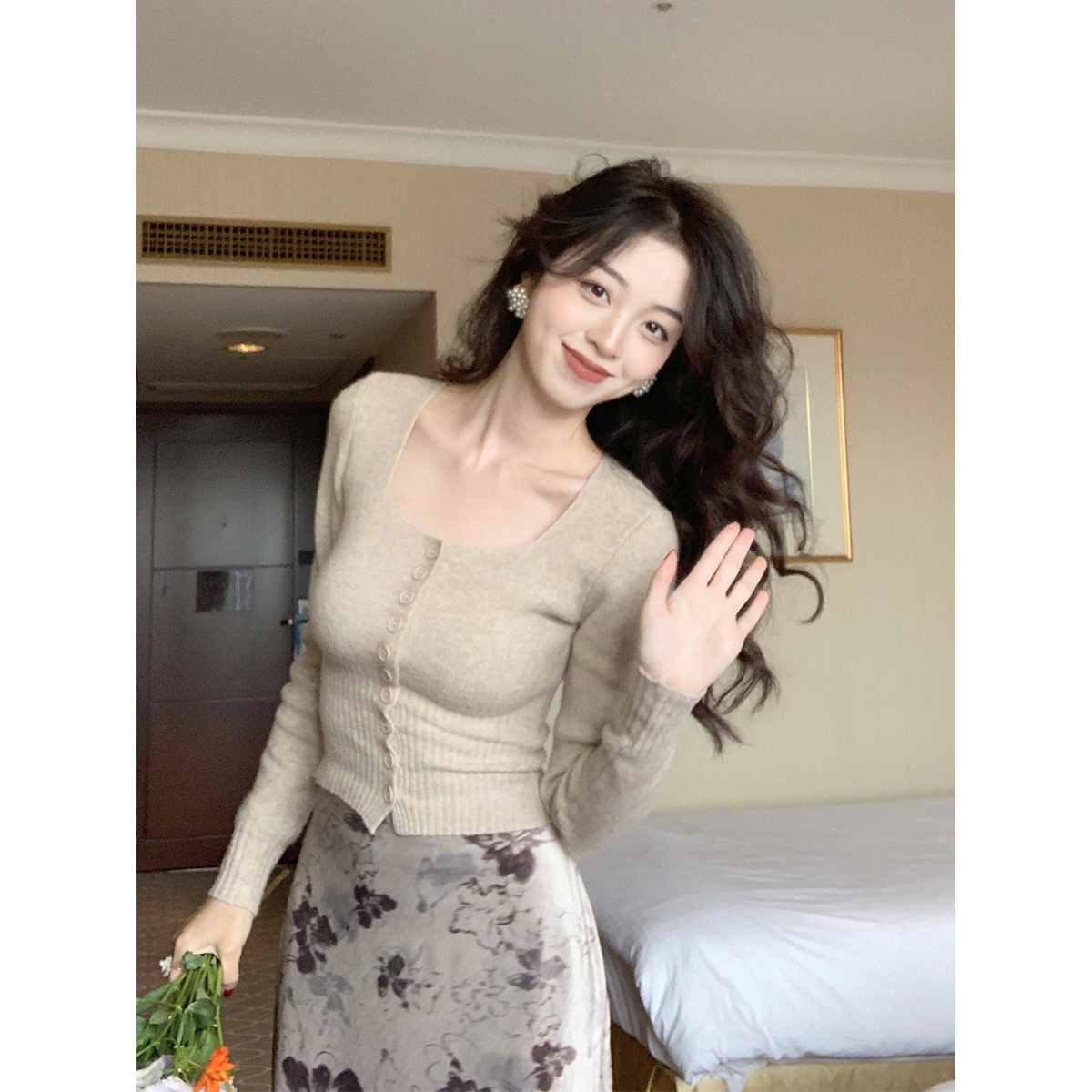 打底气质纽扣收腰显瘦针织衫女秋季新款法式方领修身百搭T恤上衣