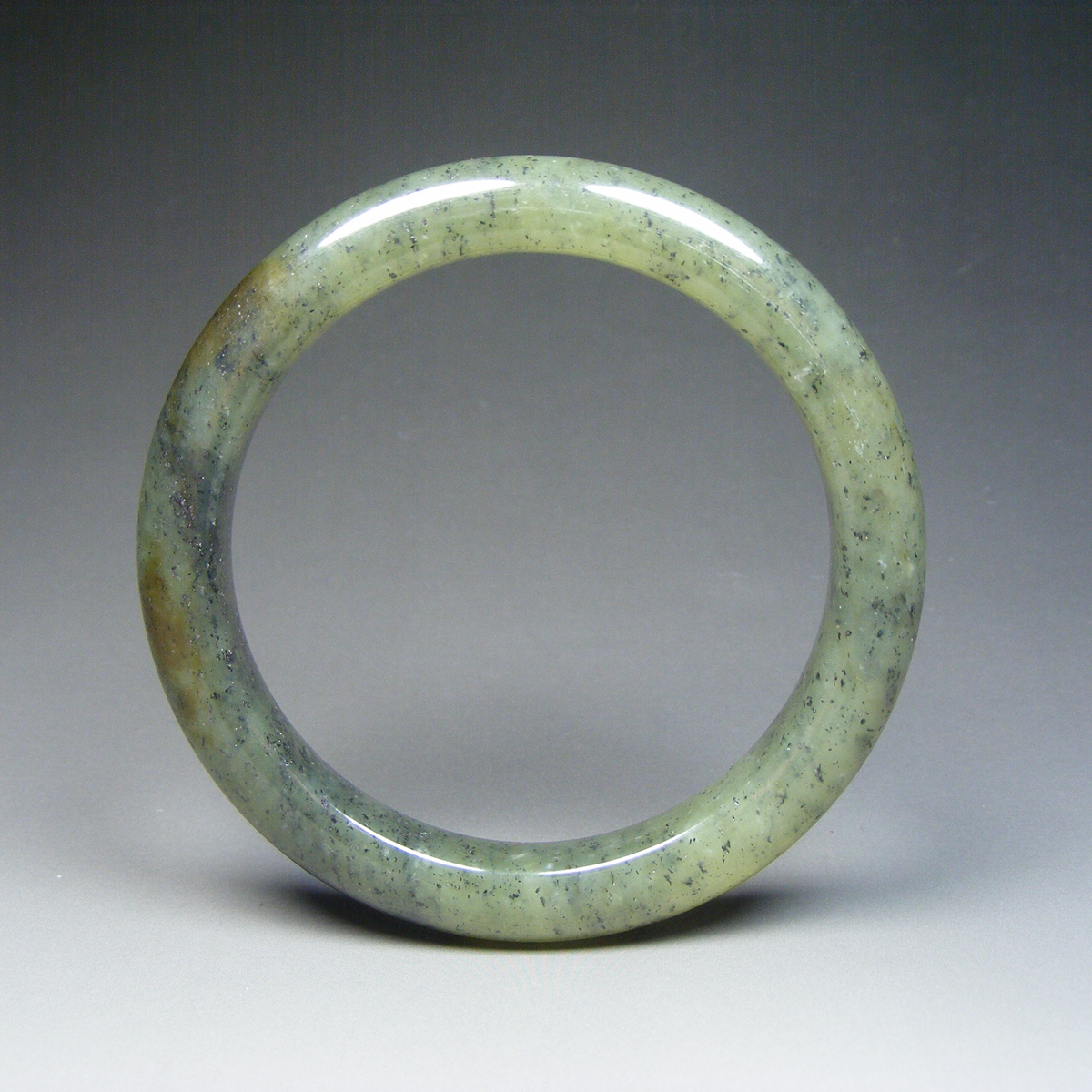 正宗和田青玉带糖色带青花宽边厚肉大圆手镯