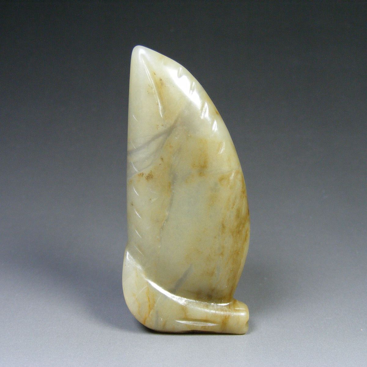 民国-几十年的和田玉带沁带孔圆雕手工雕仙桃小把件