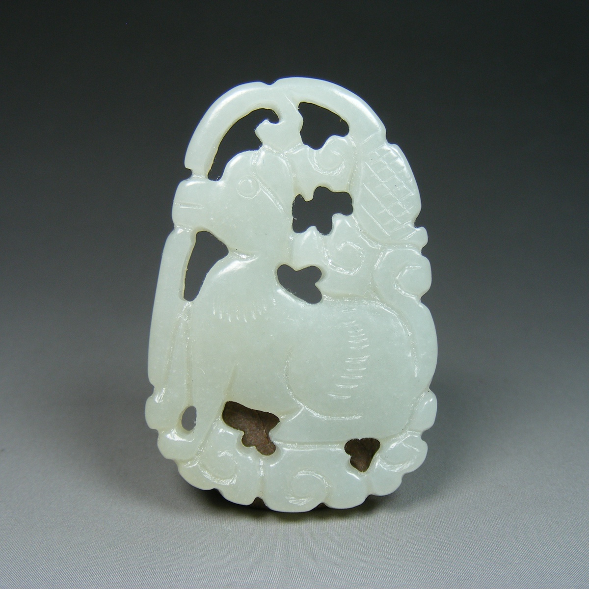 出口创汇期几十年的和田青白玉双面工手工雕镂空卧犬小坠佩