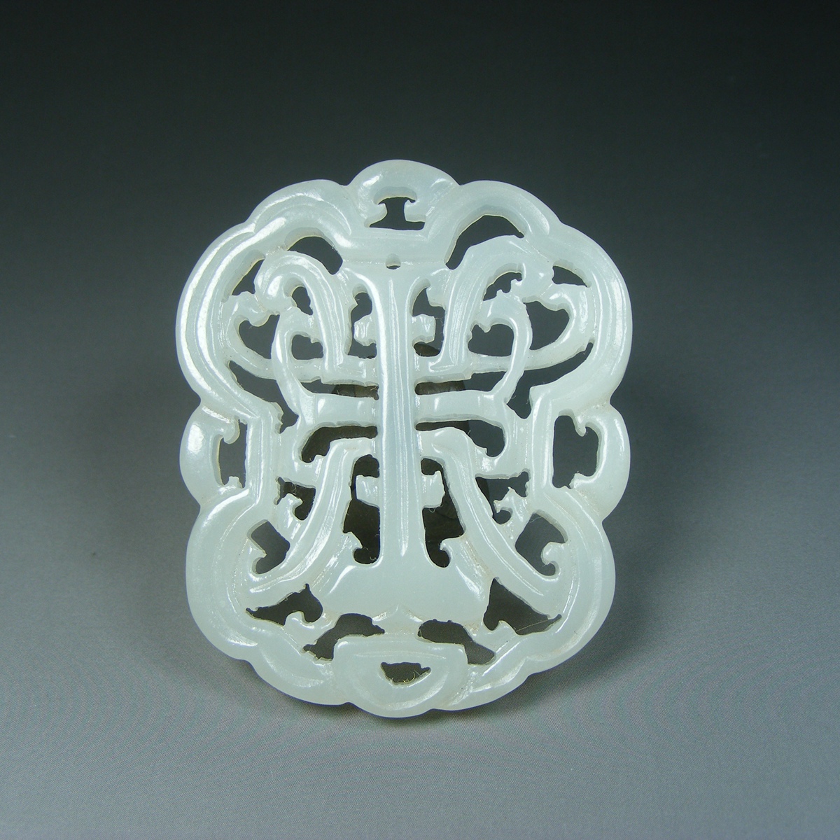 几十年的和田白玉双面工镂空寿字葵形大佩