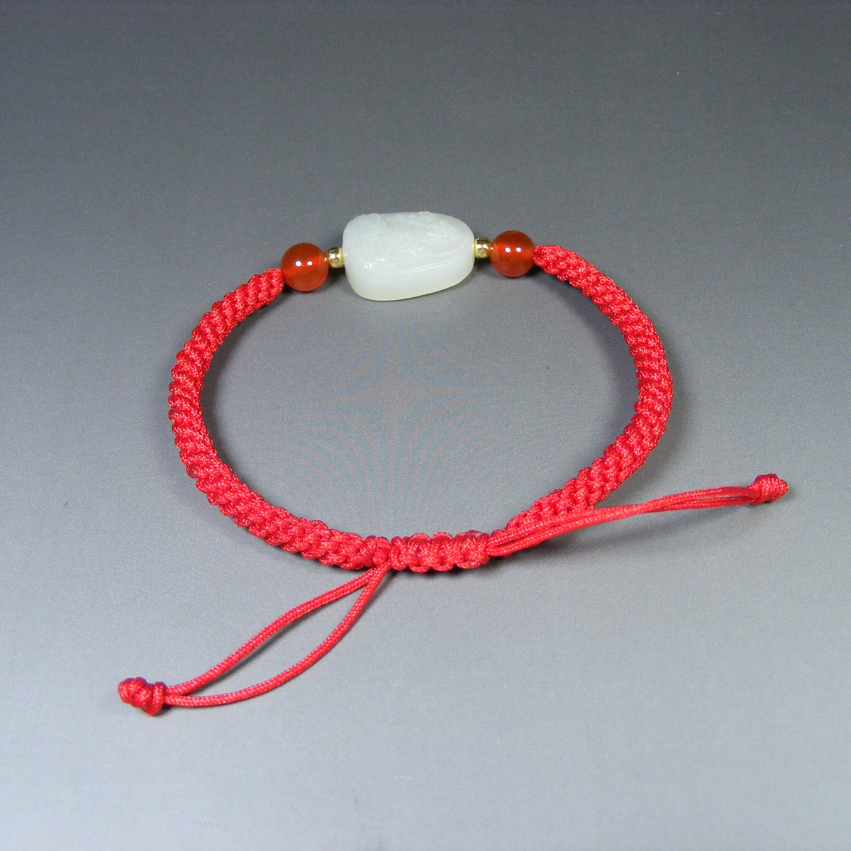 已经编好绳子 配有隔珠的 和田玉单面工通天孔观音手钏