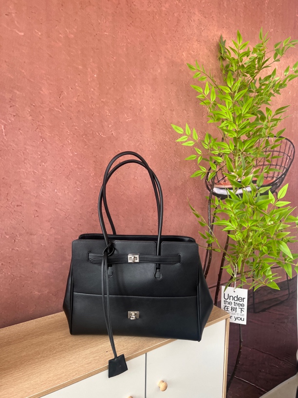 2024秋冬新款辣妹大包托特翅膀包朋克锁扣高级感重工手提包潮银扣