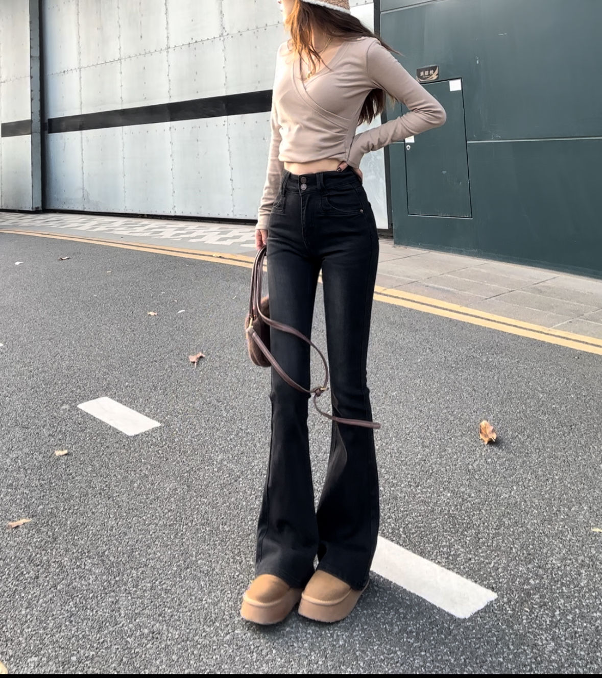 “星耀”黑系2025秋季新款加绒高腰显瘦微喇牛仔裤女修身百搭