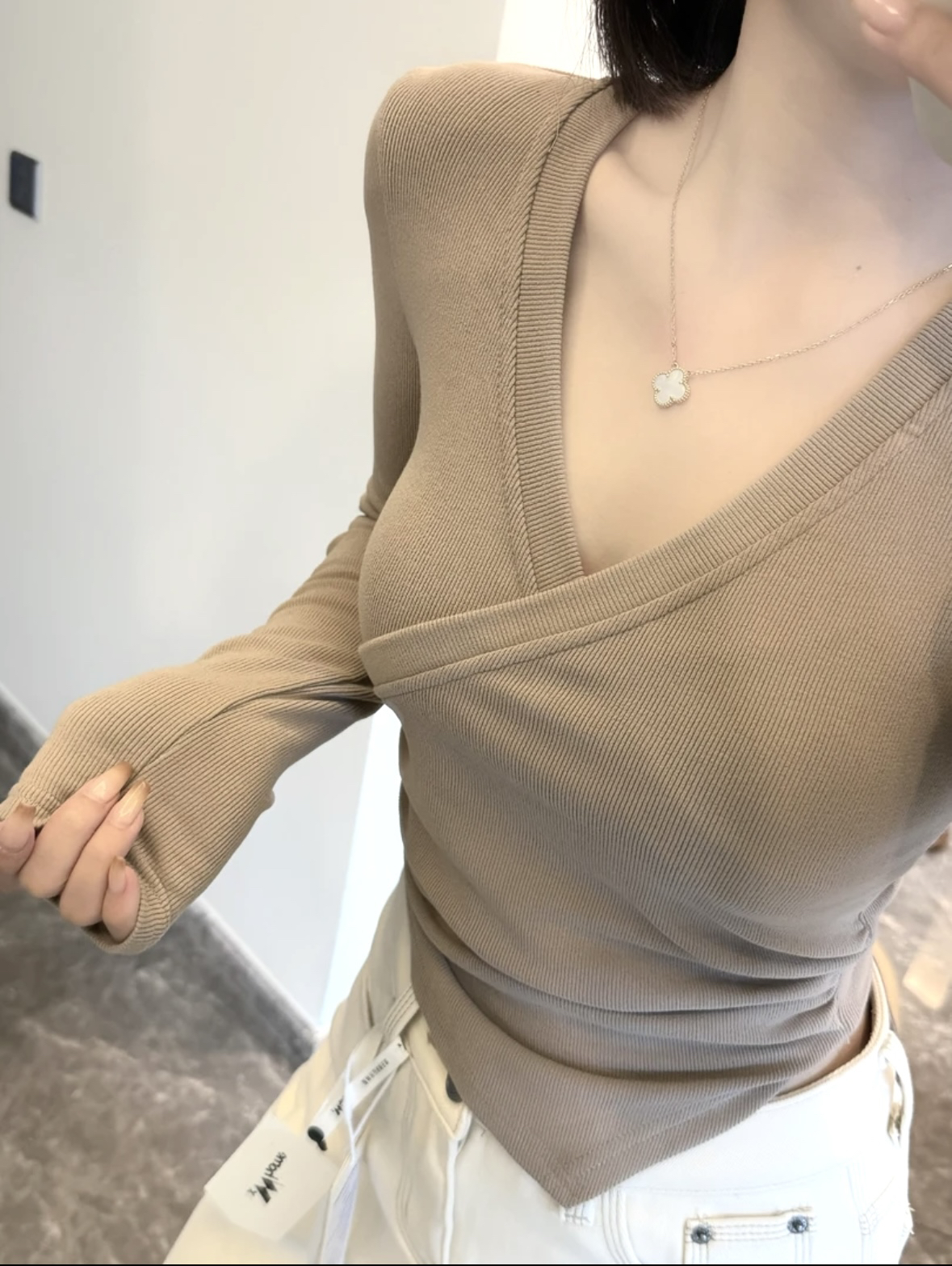 交叉v领磨毛长袖针织衫女不规则修身短款百搭打底T恤