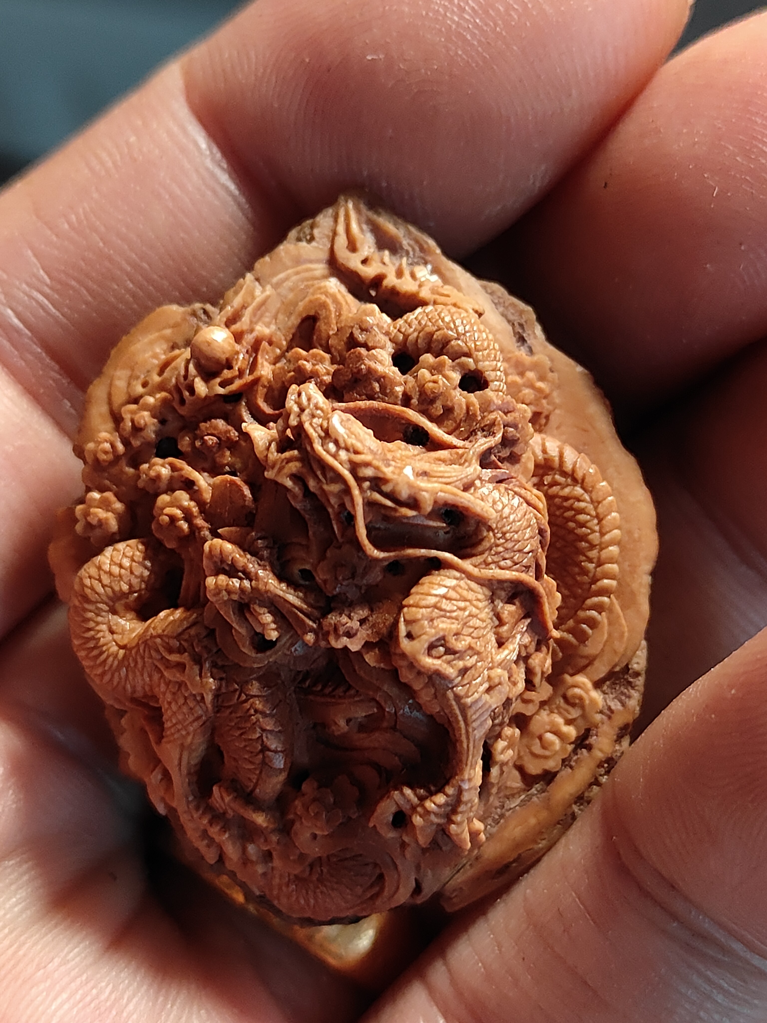 灵龙核雕雕刻桃核雕刻龙