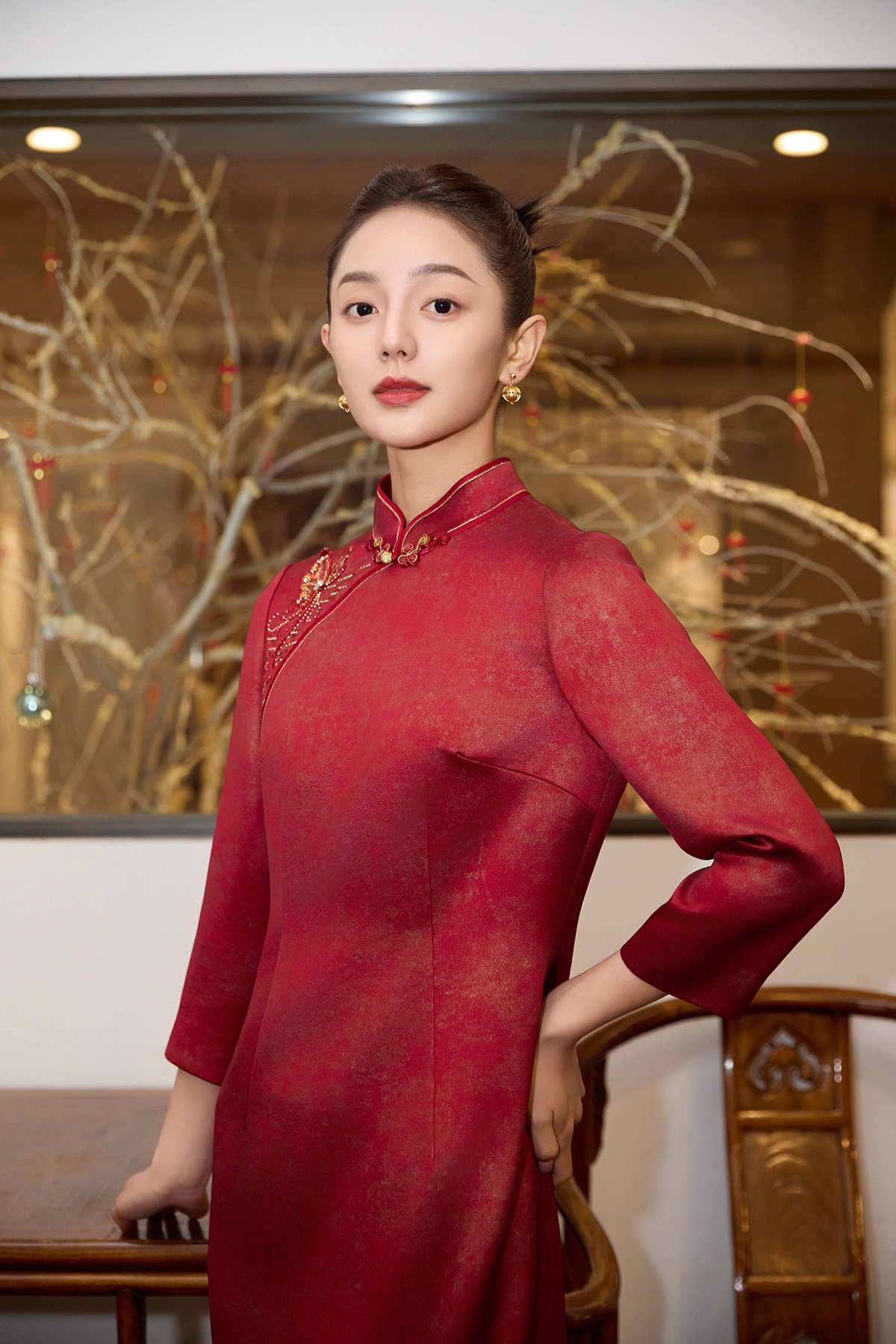 朱紫褕17936酒红色六礼慕天姿暗纹提花工艺气质长袖秋冬中式