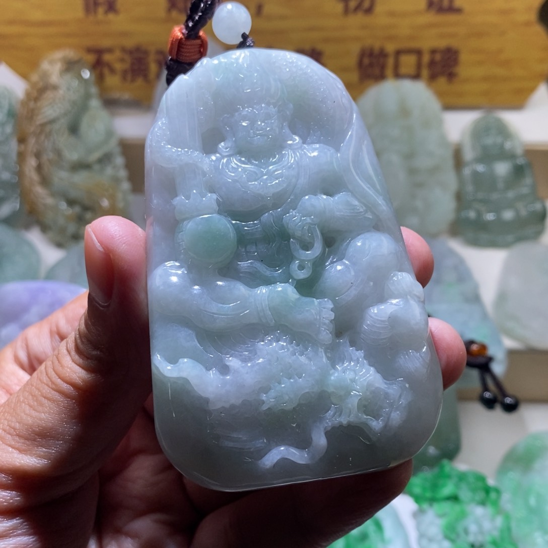 翡翠颈饰未镶嵌不动明王