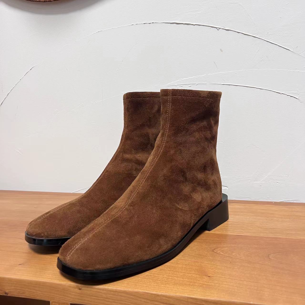 【那尚新品】经典百搭方头低跟后拉链绒面短靴