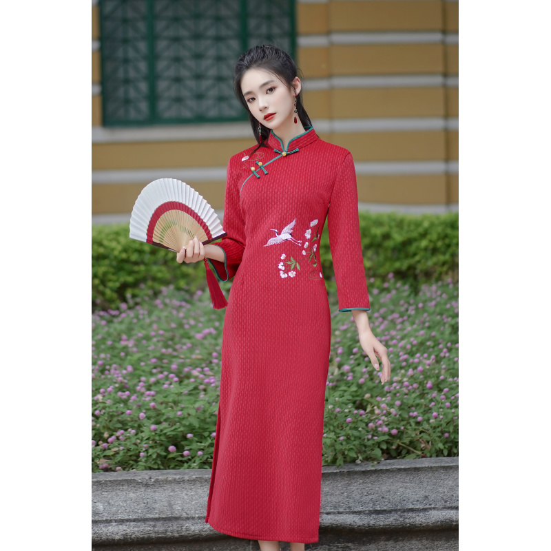 余飞，春秋款定位刺绣复古修身旗袍，衣长120左右，M~4XL，A101905