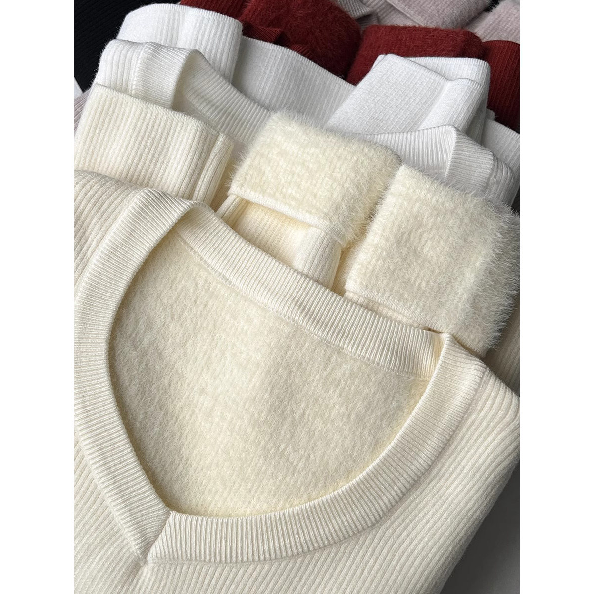 2024冬季新款V领露锁骨毛衣内搭女款修身显瘦加绒加厚百搭针织衫