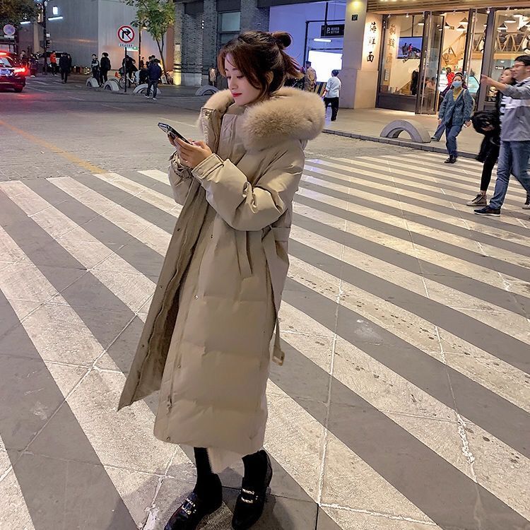鸭鸭2023新款奶茶色羽绒服女长款过膝加厚保暖腰带款狐狸毛真毛
