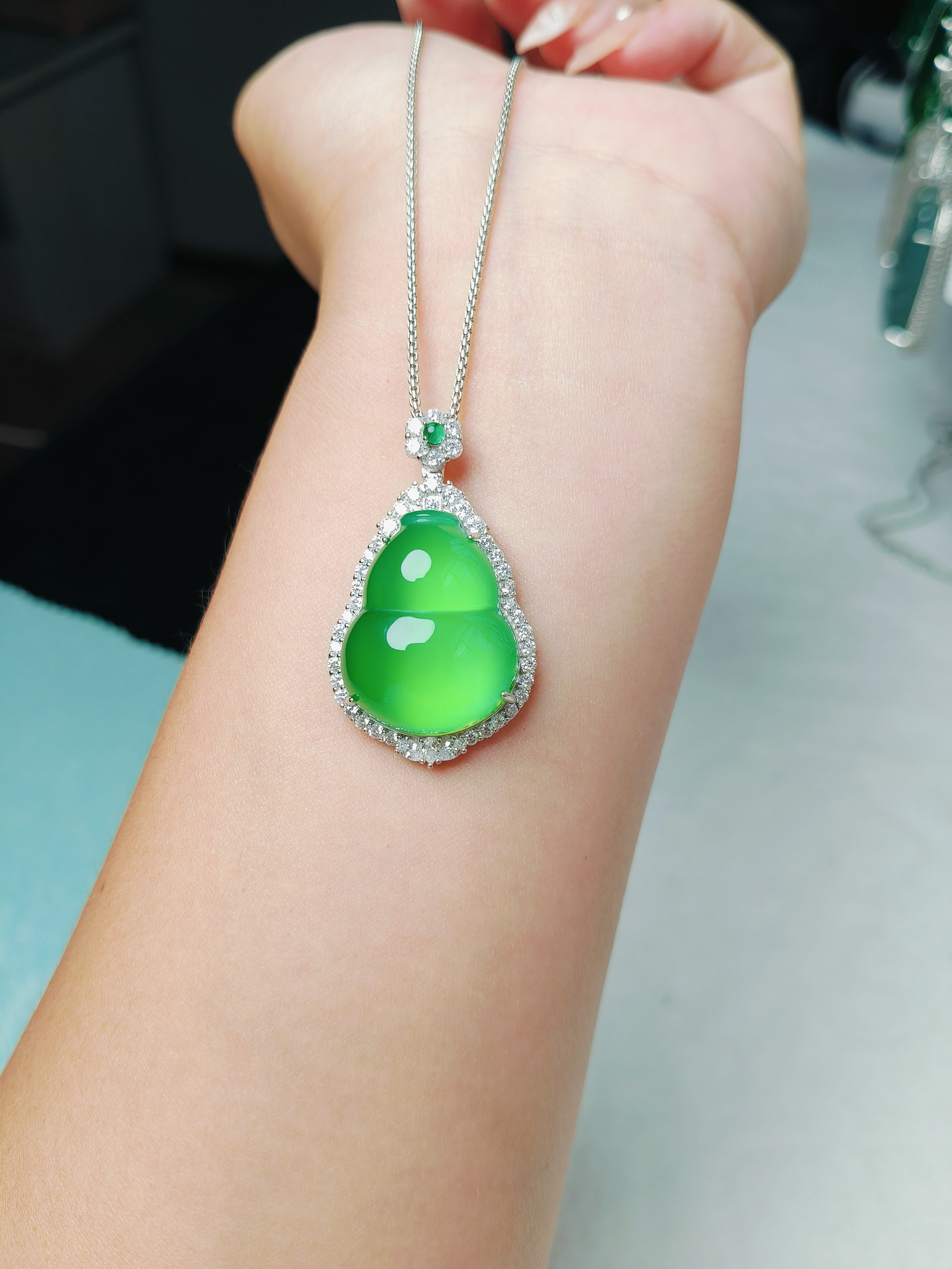 正品天然s925银镶嵌款满绿色玉髓葫芦吊坠