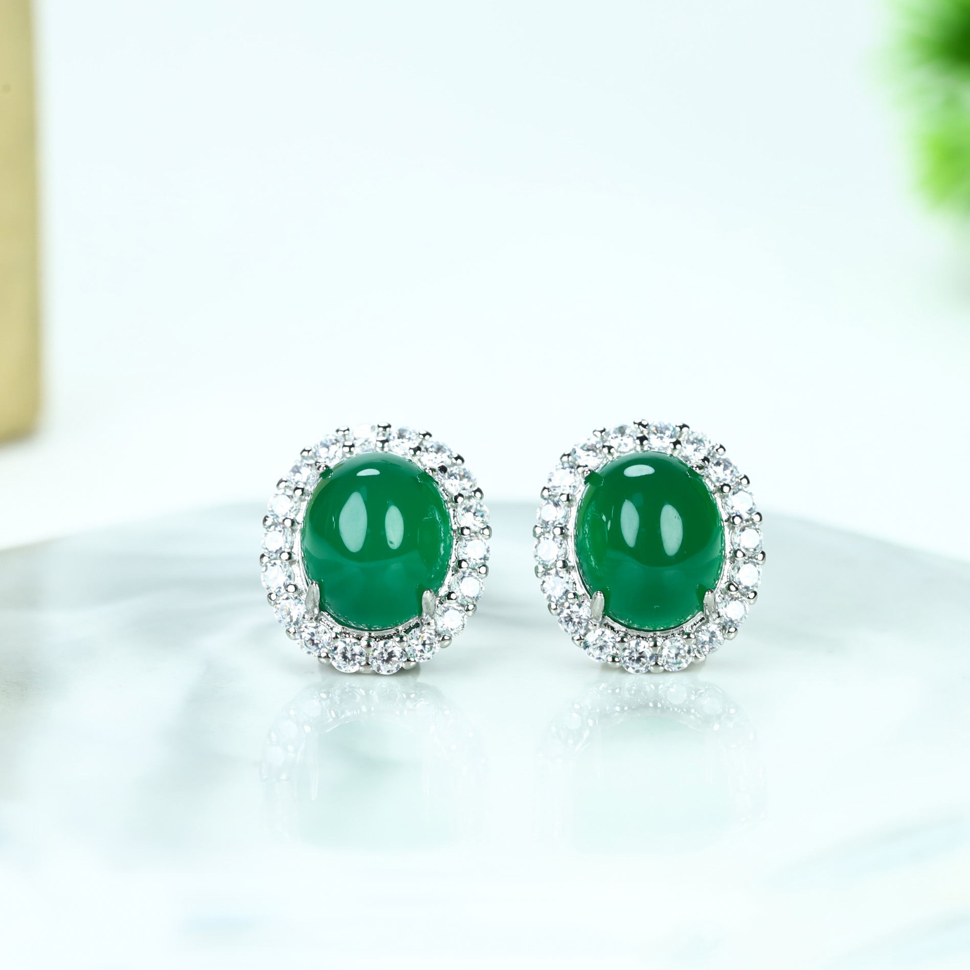 正品天然玉髓满绿色耳钉