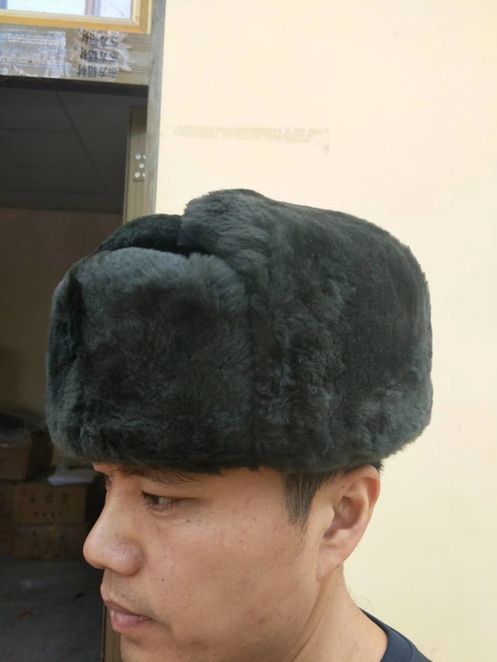 07士皮帽寒区配发温区的棉帽也叫栽绒帽最直观的区别就是皮帽长毛