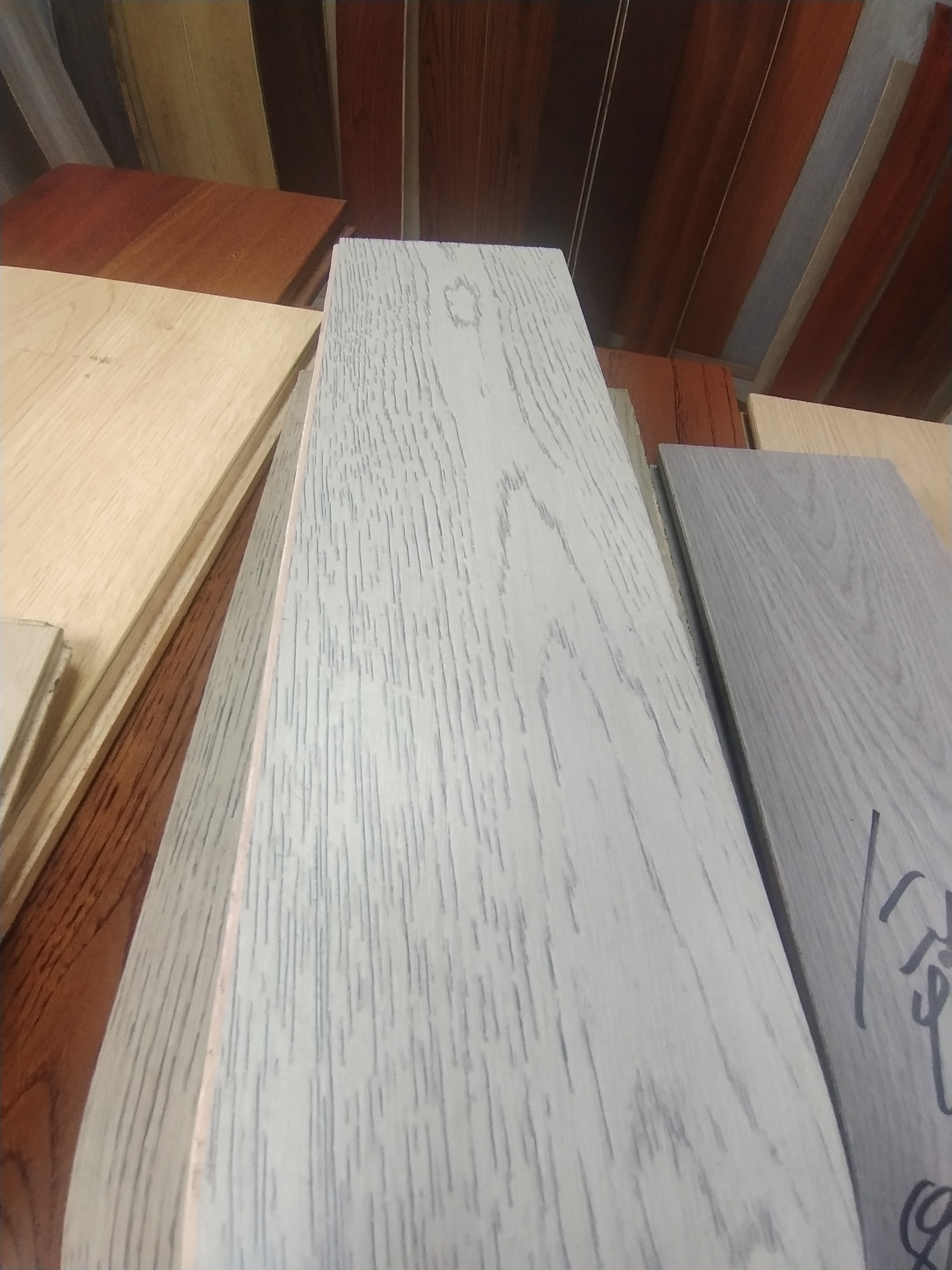 全新实木多层地板灰色