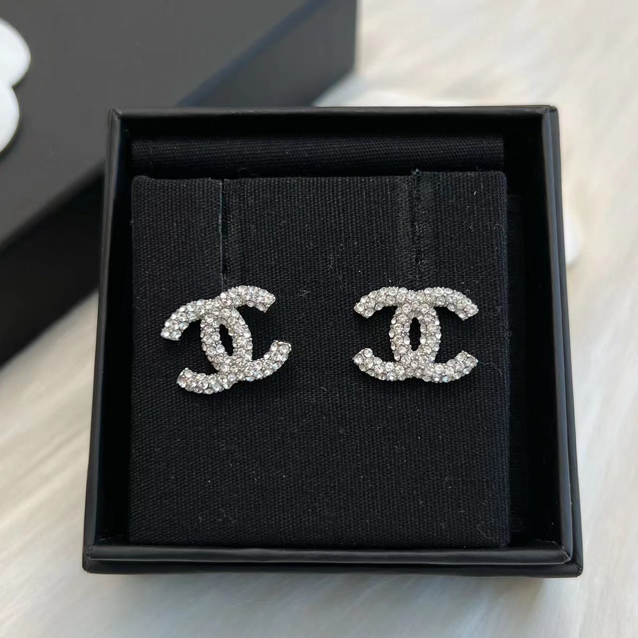 未使用 Chanel/香奈儿 银色密镶满钻中号双C耳钉 02457