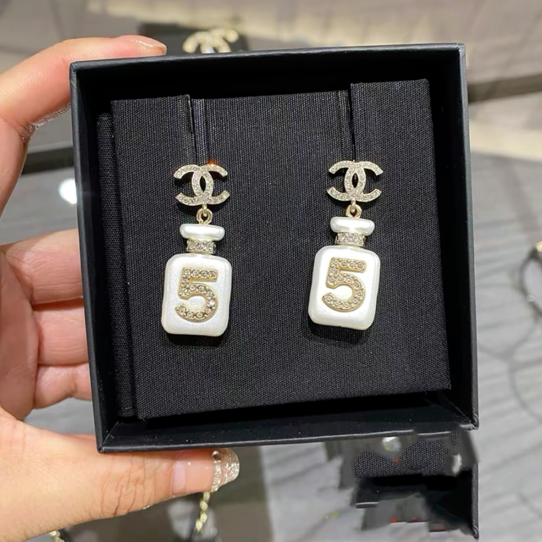全新未使用 Chanel/香奈儿 22新款白色满钻数字5香水瓶耳环 03567
