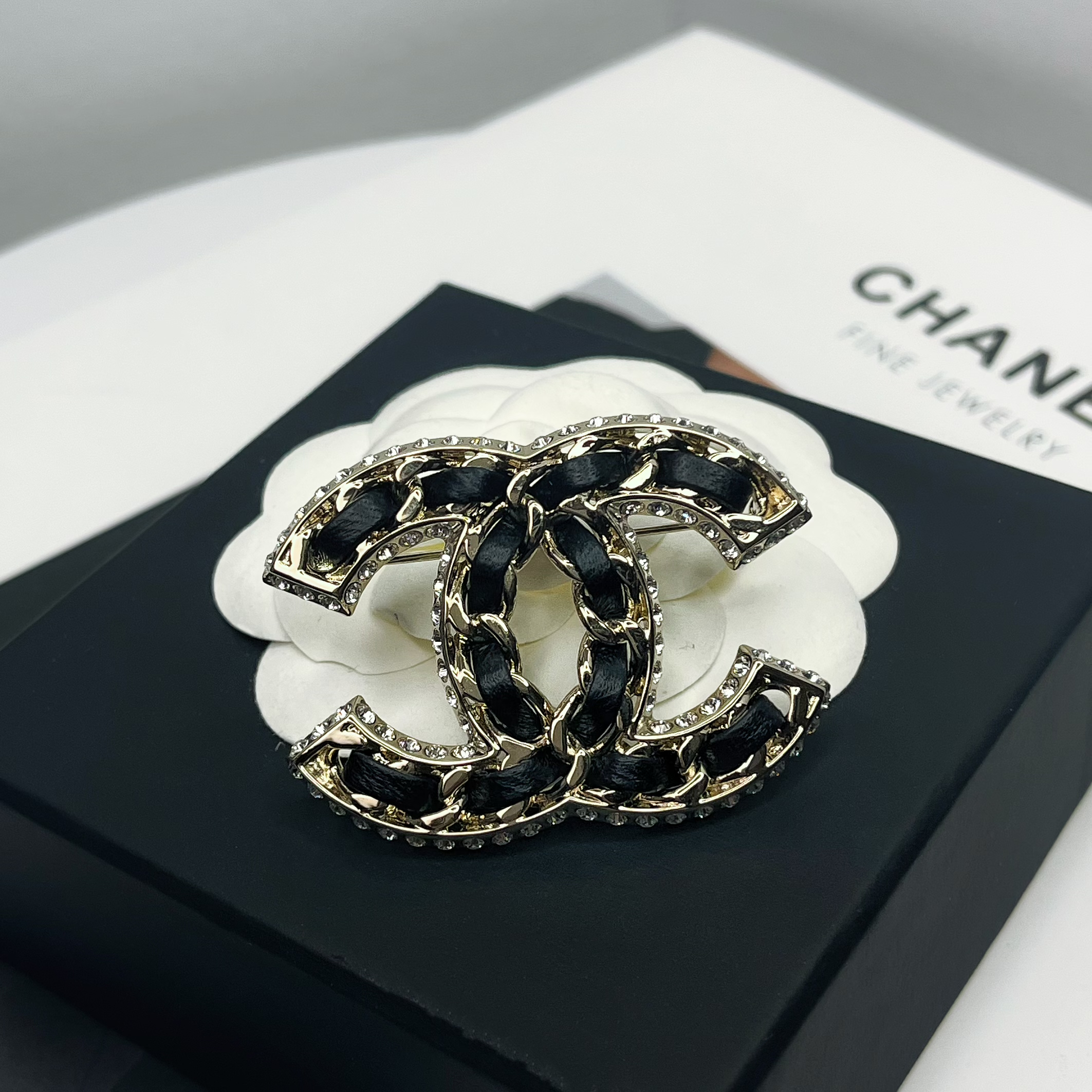 未使用 Chanel/香奈儿 新款黑色皮穿链满钻双C中号胸针 05128
