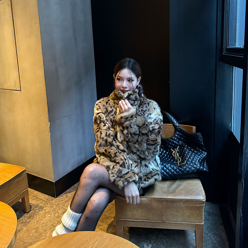 2024新款安哥拉兔毛皮毛一体整皮复古豹纹翻领短款年轻皮草外套女