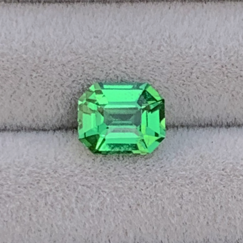 天然沙弗莱石榴石 0.71ct翠绿色干净通透无暇方形祖切